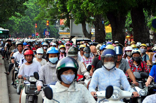 Các buổi chiều tan tầm, lượng phương tiện lưu thông qua ngã ba giao cắt đường Láng với phố Yên Lãng (quận Đống Đa) rất lớn. Dòng người phải nhích từng chút một để đi qua.