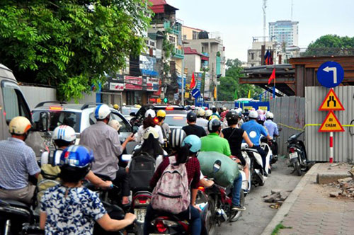 Đoạn đường này nhỏ và bị gấp khúc nên các phương tiện gặp nhiều khó khăn khi lưu thông qua đây.