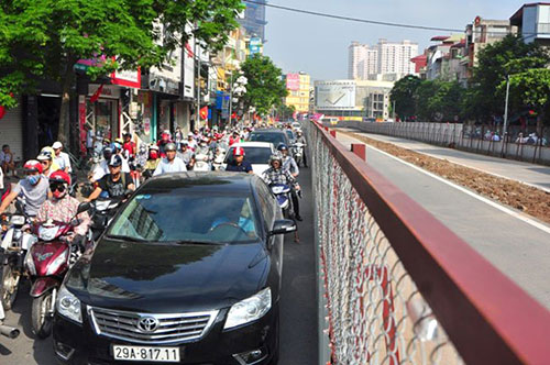 "Nút cổ chai" đoạn từ ngã ba Chùa Hà đến ngõ 165 đường Cầu Giấy.