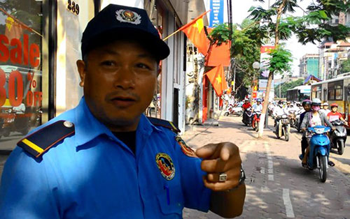 Ông Lê Quang Điềm (nhân viên bảo vệ nhà số 239 Cầu Giấy) cho biết, từ ngày hàng rào tôn được dựng lên, lòng đường bị thu hẹp lại, cảnh tắc đường diễn ra từ sáng sớm đến 22h đêm.