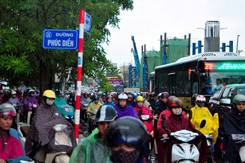 Đoạn ngã ba giao cắt đường Phúc Diễn với đường Cầu Diễn thường xuyên diễn ra cảnh ùn tắc do đang thi công tuyến đường sắt đô thị Nhổn - ga Hà Nội.