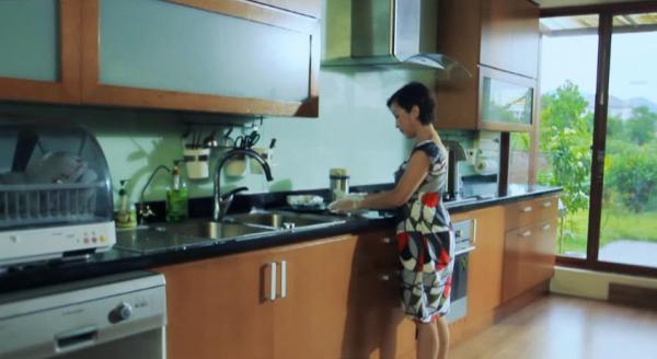 Khu bếp là nơi Mỹ Linh làm nội tướng, chị thường nấu cho gai đình những bữa ăn ngon khi có thời gian.