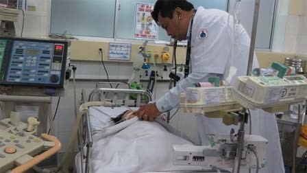 Bé gái được tài xế bế đưa đi cấp cứu ngưng tim hơn 10 lần