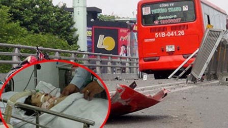 Bé gái bị xe khách đâm trên cầu vượt đã tử vong