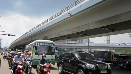Thót tim khi qua cầu vượt