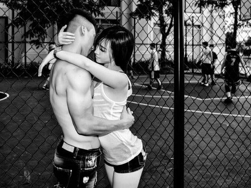 Bộ ảnh cưới được chụp ở sân bóng rổ