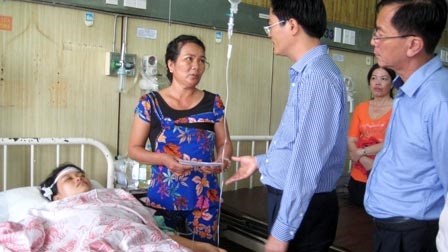Vụ xe khách tông 7 xe máy: Mẹ trọng thương liên tục hỏi về con thơ đã chết