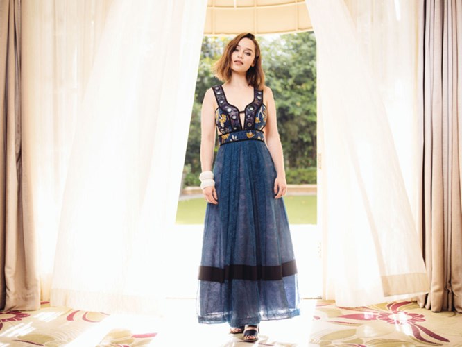 Emilia Clarke được biết đến nhiều nhất với vai diễn Daenerys Targaryen trong series phim truyền hình "Game of Thrones". Năm nay, cô cũng xuất hiện trong vai diễn Sarah Connor trong phim bom tấn "Terminator Genisys".