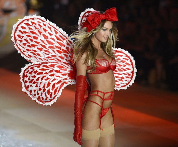 Candice Swanepol là người mẫu Nam Phi đầu tiên được khoác đôi cánh thiên thần của hãng nội y danh tiếng Victoria's Secret trên sàn diễn thời trang. Dù chỉ xếp ở vị trí thứ 2 trong danh sách lần này, nhưng trước đó, người đẹp từng giữ vị trí số 1 ở các danh sách bình chọn người phụ nữ đương đại sexy nhất.