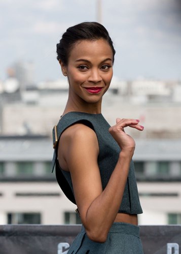 Người đẹp của phim bom tấn "Avatar" và "Vệ binh dải ngân hà" - nữ diễn viên Zoe Saldana cũng là mẫu phụ nữ lý tưởng của các đấng mày râu.