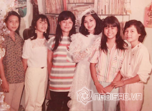 Thanh Lam mặc áo cô dâu tươi cười rạng rỡ đứng cạnh bạn bè. Nhiều fans phỏng đoán, lúc này nữ ca sĩ chỉ khoảng 18 đến 19 tuổi.