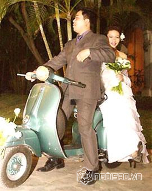 Tấm hình hiếm hoi ghi lại cảnh nữ ca sĩ Trần Thu Hà và chú rể trên chiếc xe vespa trong ngày cưới.