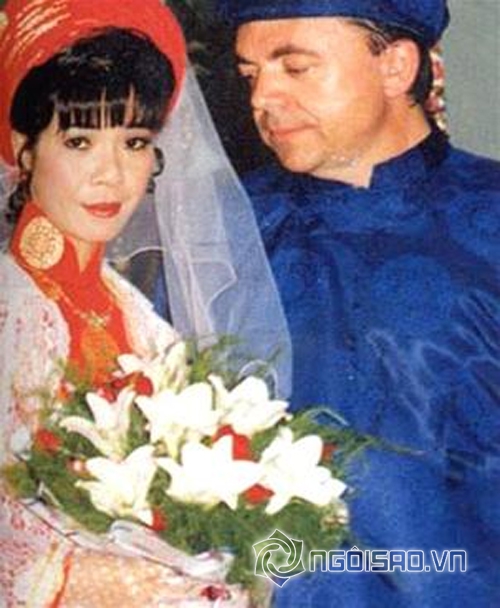Đám cưới của ca sĩ Ánh Tuyết với hôn phu người Pháp được tổ chức vào năm 1995. Cô dâu và chú rể cùng diện áo dài truyền thống