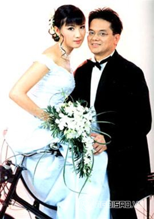 Bức ảnh cưới đơn sơ của Hiền Mai vào năm 2003. Khi đó, có rất đông bạn bè
của cô dâu hoạt động trong lĩnh vực giải trí đến chúc mừng, khiến đám cưới như một show diễn lớn