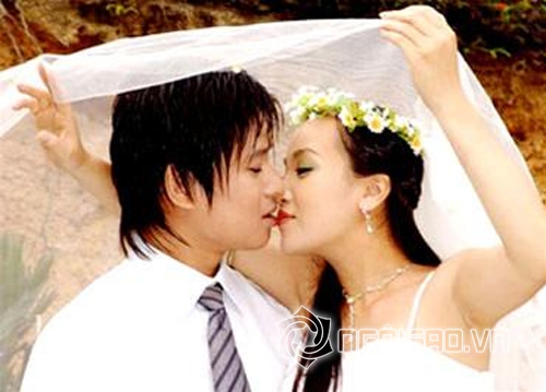 Vợ Tấn Minh là Thu Huyền, cô diễn viên nhà hát Chèo Hà Nội có đôi mắt sắc,nụ cười tươi như hoa và nổi tiếng với vai Thị Mầu.