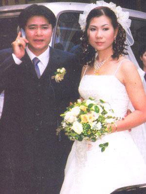 Năm 2004, diễn viên Tự Long chính thức trở thành chàng rể Hà Nội. Thế
nhưng, vốn là người kín tiếng trong cuộc sống riêng, Tự Long chưa bao giờ hé lộ về lần đổ vỡ hôn nhân với người vợ đầu tiên này. Vì thế, không ít khán giả ngạc nhiên khi anh tổ chức đám cưới lần hai vào tháng 5/2015