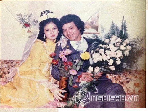 Ảnh cưới của NSƯT Chí Trung và Ngọc Huyền vào năm 1986 chụp tại phòng riêng. Cô dâu diện trang phục váy cưới màu vàng quý phái, chú rể diện vest chỉn chu, trên tay cầm bó hoa tươi