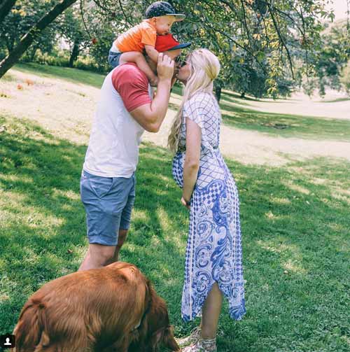 Amber Fillerup Clark đã kết hôn với chồng là David và có một cậu con trai Atticus - 1 tuổi.