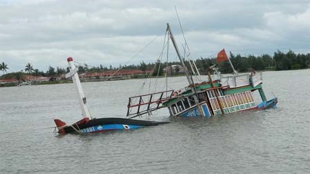 Bão số 3 đánh chìm tàu thuyền, xô đổ kè biển
