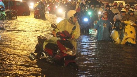 Sài Gòn ngập như sông, dân vật vã tìm đường về nhà