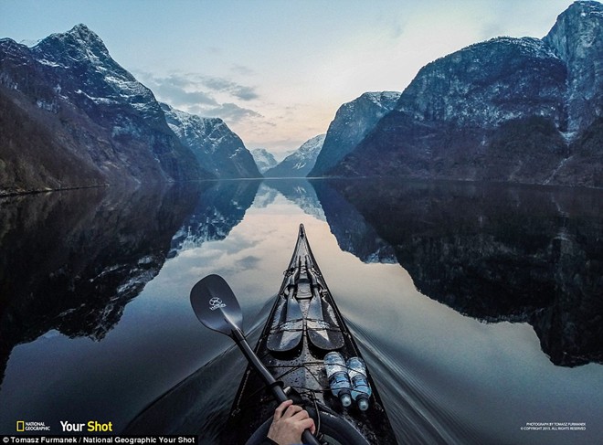 Cảnh tượng hoàng hôn mùa đông trên sông ở Aurlandsfjord, Na Uy.