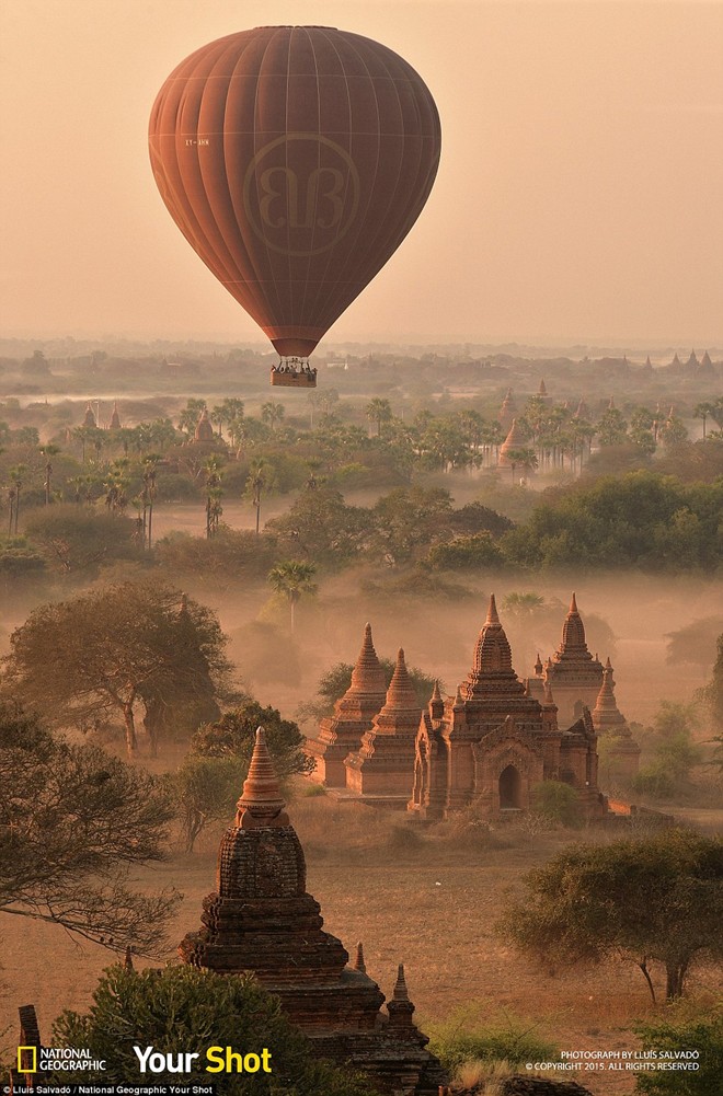 Sương sớm bao phủ những ngôi đền cổ tại thành phố Bagan, Myanmar.