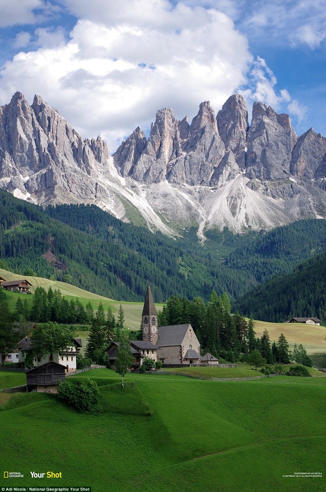 Cảnh thanh bình tại thung lũng Funes ở Italy.