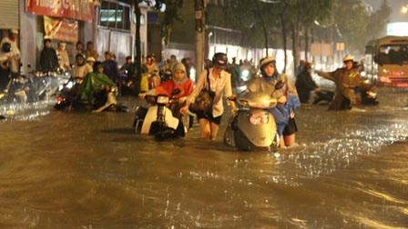 Chuyên gia thời tiết lý giải trận mưa lụt 'chưa từng thấy' ở Sài Gòn