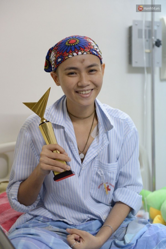 Ở trên giường bệnh, nụ cười của Ngọc Nữ khiến nhiều người không kìm được nước mắt. Ảnh: Tri thức trẻ
