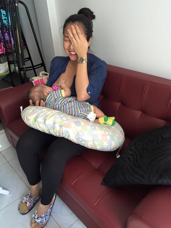 Ốc Thanh Vân xấu hổ lấy tay che mặt khi cho con bú