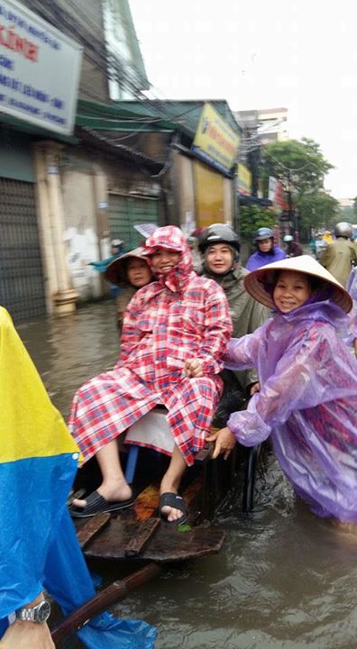 Đau đẻ đúng hôm mưa ngập
