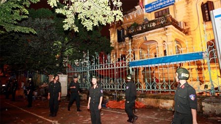 Bảo vệ nghiêm ngặt biệt thự sập để điều tra
