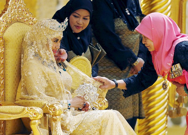 Trong lễ cưới kéo dài 11 ngày của hoàng tử Brunei, cô dâu Dayangku Raabi'atul 'Adawiyyah Pengiran Haji Bolkiah mặc bộ váy dát vàng, đính đá quý lấp lánh.