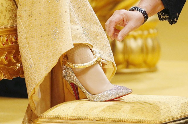 Vòng đeo chân của cô dâu cũng được làm từ vàng nguyên chất.