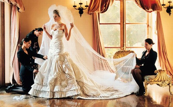 John Galliano đã thiết kế cho cô chiếc váy lộng lẫy, trị giá khoảng 200.000 USD. Kiệt tác này được hoàn thành với hơn 1.500 viên đá quý, ngọc trai và nặng 22 kg.