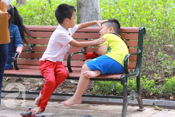 Trong lúc ngồi chờ đợi ghi hình, Tốt Ti và Bi vui vẻ trêu đùa nhau. 