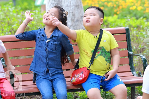 Biếu cảm "người cười, kẻ mếu" của Chíp và Bi trước trò chơi của bố Xuân Bắc.