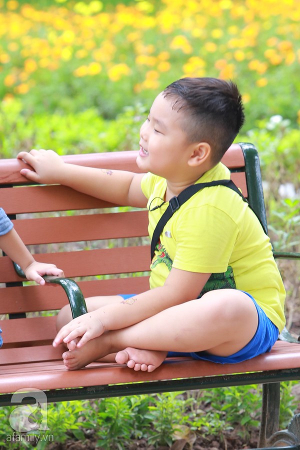 Bi vừa nói chuyện vừa cười không cả thấy mặt trời.