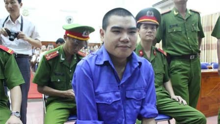 Kẻ giết 4 người thản nhiên cười trước giờ đền tội
