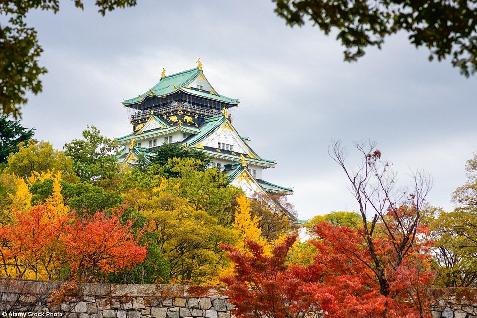 Ngôi đền Osaka, Nhật Bản vào thu.