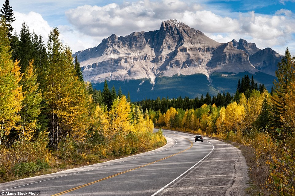 Dãy Rockies ở Canada đẹp ngoạn mục vào mùa thu.