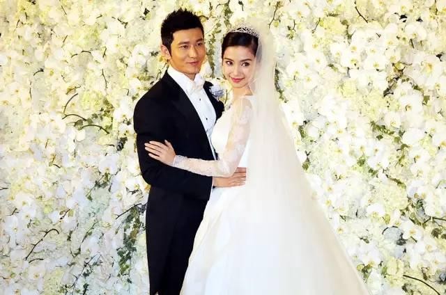 Trong lễ cưới hôm 8/10, Angelababy diện bộ đầm do giám đốc sáng tạo nổi tiếng Raf Simons thiết kế. Vì trang phục đặt riêng nên giá trị của chiếc váy là vô giá.