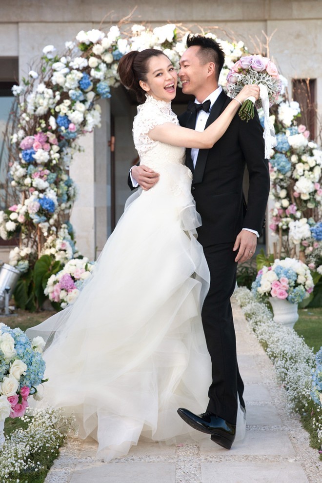 Khoảng giữa năm 2014, đám cưới của ca sĩ Từ Nhược Tuyên và Lý Vân Phong diễn ra tại hòn đảo thiên đường Bali. Cô dâu xinh đẹp, rạng rỡ khi khoác lên người bộ đầm do