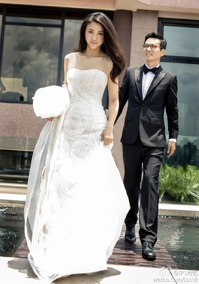 Mỹ nhân Sắc Giới, Thang Duy, cũng chọn đầm Vera Wang nhưng kiểu dáng đơn giản, gọn nhẹ hơn. Nữ diễn viên bí mật lên xe hoa với đạo diễn người Hàn Kim Tae Yong hồi tháng 7/2014.