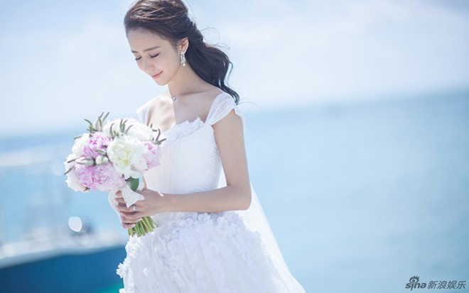 Cô dâu Đồng Lệ Á xinh đẹp, kiều diễm với váy cưới của thương hiệu cao cấp Georges Hobeika. Giá của chiếc váy này khoảng 500.000 yuan.