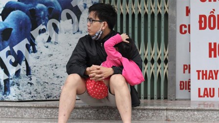 Người dân KĐT Xa La mệt mỏi sau một đêm vạ vật vì cháy