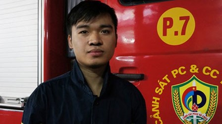 Cảnh sát trẻ cứu hơn 50 người ở vụ cháy chung cư