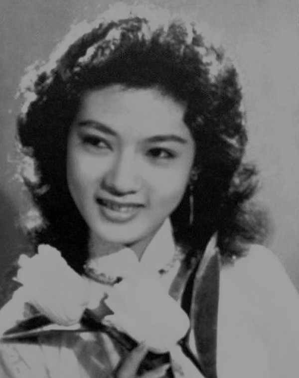 Thanh Nga: Là bạn thân với với NSND Kim Cương và NSƯT Thẩm Thúy Hằng, con đường nghệ thuật của NSƯT Thanh Nga lại tỏa sáng trong lĩnh vực sân khấu cải lương.