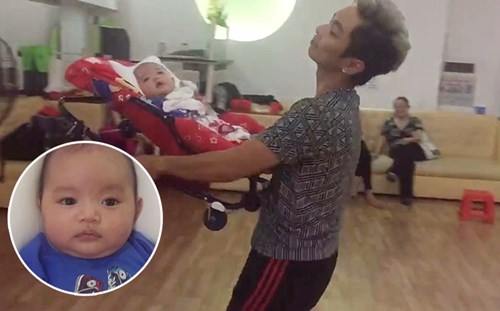 Có lúc anh cao hứng bế cả xe đẩy của con trai để nhảy cùng bé.