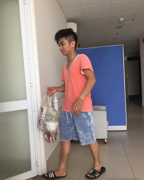 Phan Hiển luôn ở bên cạnh chăm sóc con trai và bạn gái hết sức chu đáo